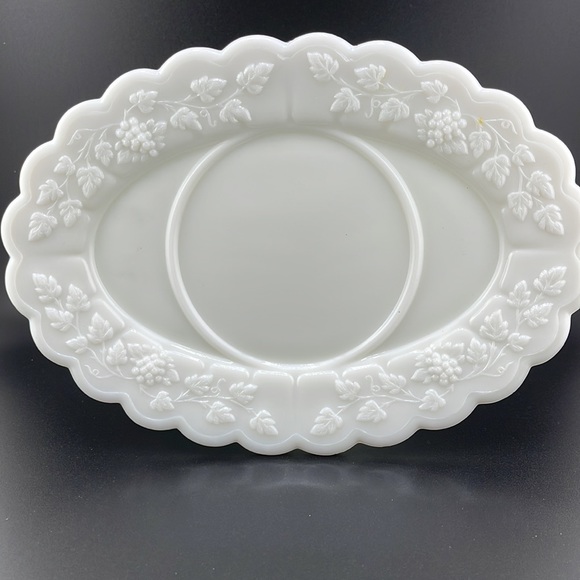 Vintage WESTMORELAND Milk Glass SAUCE BOAT GRAVY with Oval Under Plate - Picture 3 of 5